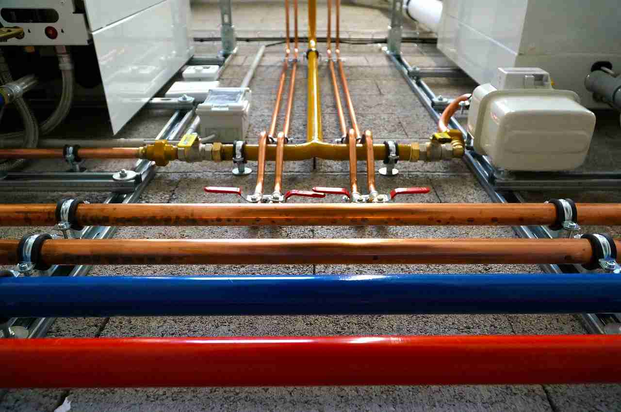 Un réseau d'eau partant de la chaudière jusqu'au ballon d'eau chaude installé dans une habitation